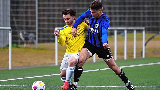Lars Muffler (links, SV Allensbach) trifft auf Lennart Feldt (SV Orsingen-Nenzingen).