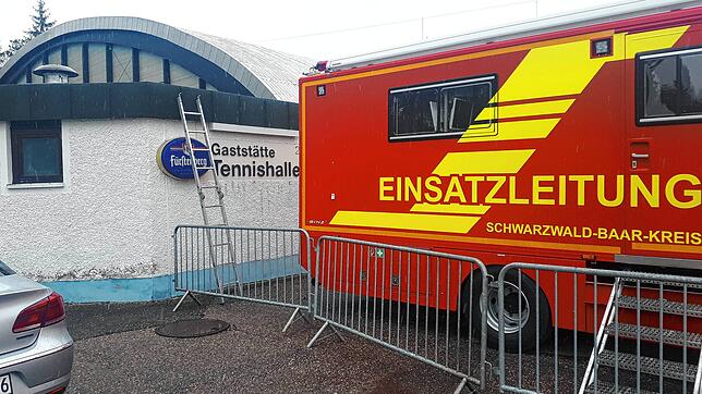 Technische Versorgung durch die Feuerwehr für die Ambulanz in der Schwenninger Tennishalle.