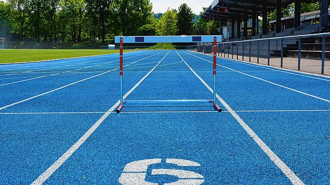Leeres Stadion: Auf den Laufbahnen in den Stadien des Bezirks Oberrhein geht wegen der Corona-Pandemie nichts.