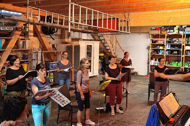 Die Garage der Vorsitzenden Silke Wietmann des Frauenchores „Ton in Ton“ bietet genügend Platz. Das Konzept für die Proben ...