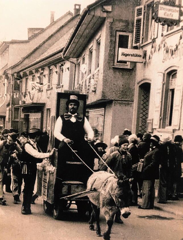 1976: Spitzenkandidat im erbitterten Wahlkampf ist „Onurb Dir“ alias Bruno Rid. Er hat die Zügel seiner Narren-Partei fest ...