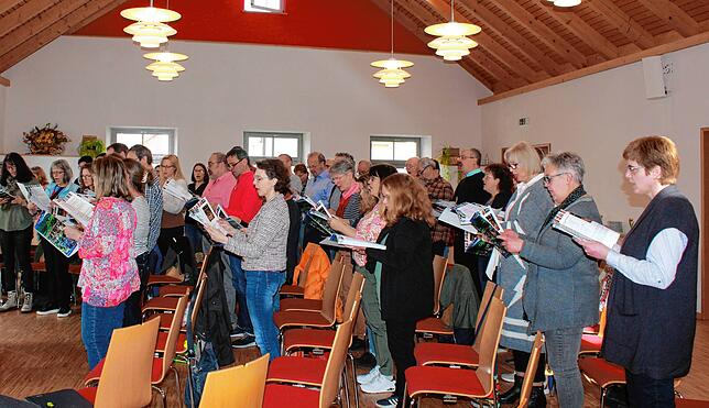 Der Projektchor sang im Dorfgemeinschaftshaus. Viele Sängerinnen und Sänger waren schon 2011 dabei gewesen. Später kam noch der ...