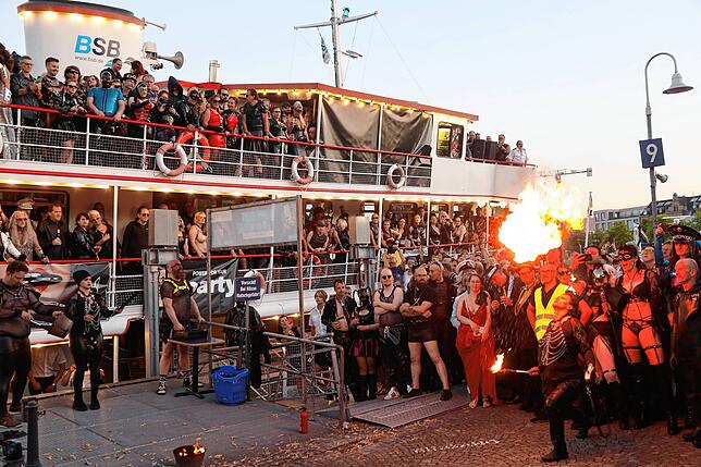 Bild 27: Willkommen an Bord! Diese Passagiere sind beim Torture Ship dabei