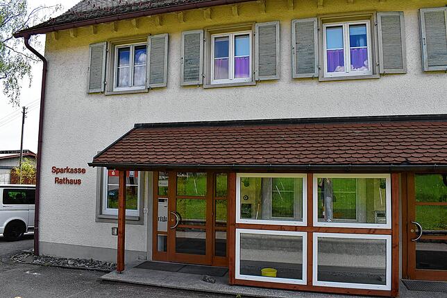 Im früheren Rathaus von Berau (Ühlingen-Birkendorf) ist die SB-Filiale der Sparkasse Bonndorf-Stühlingen.