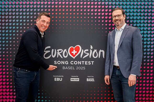 Die produzenten der Show, Moritz Stadler (links) und Reto Peritz vor dem ESC-Logo.