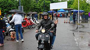Bild : Vespa-Treffen am Bodensee: Am Kreuzlinger Hafen kommen drei Nationen zusammen