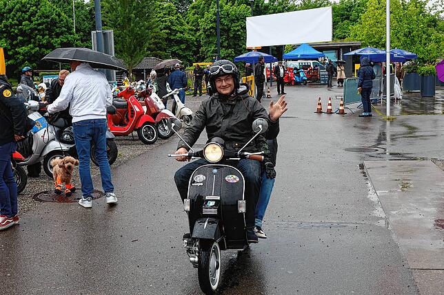 Bild 1: Vespa-Treffen am Bodensee: Am Kreuzlinger Hafen kommen drei Nationen zusammen