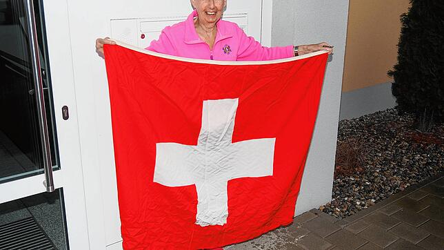 Elvira Sperling mit der Fahne, die 1945 in der Zeit der Deportation der deutschen Bewohner des Jestetter Zipfels, vor dem elterlichen ...
