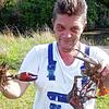 Angler Viktor Bienefeld mit Exemplaren des Signalkrebses. Immer wieder stößt er auf die Schalentiere, an diesem Tag war es einen halben ...