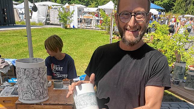 Der Italiener Leandro Nadalini mit einem seiner bemalten Werke.