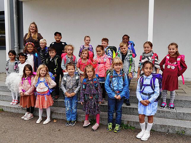 In zwei Klassen der Sophie-Scholl-Schule Krauchenwies wurden 47 Kinder eingeschult. Hier die Klasse 1b mit ihrer Klassenlehrerin ...