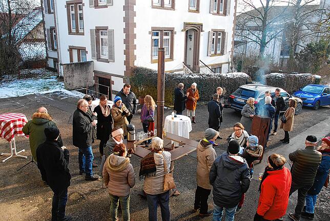 Auch viele Klettgauer fanden sich am Montagmorgen am Pfarrhof ein, bei heißem Kaffee und Tee fand ein reger Austausch statt.