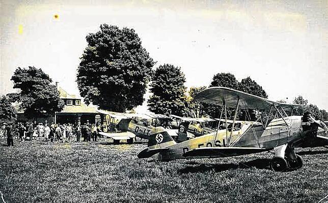 Dieses Foto dürfte bislang unbekannt sein. Es zeigt Flugzeuge, die im Jahre 1937 an der Deutschland-Tour mitflogen und am Villinger ...