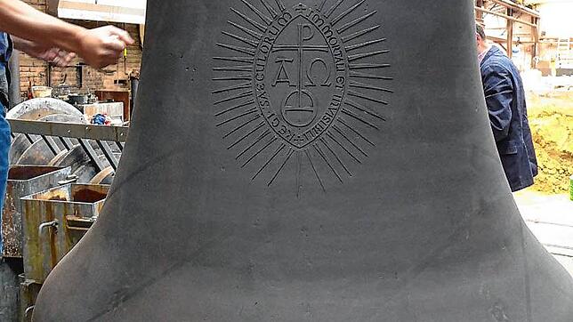 So sieht die &bdquo;Christus Salvator&ldquo;-Glocke nach der Reparatur in einer Firma in den Niederlanden aus. Die Patina ist durch die ...