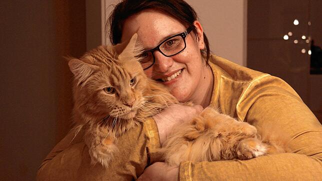 Kuschelalarm mit Internetstar Elliot: Andrea Hermes hat seit 16 Jahren Maine-Coon-Katzen, die auch als &bdquo;sanfte Riesen&ldquo; ...