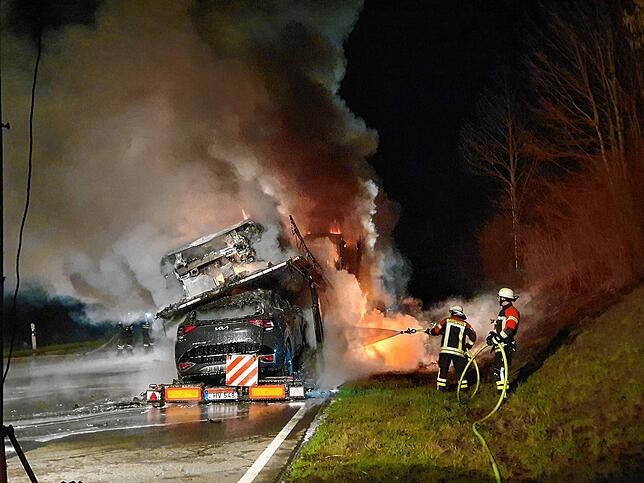 Bild 10: Bilder von Einsatz und Bergung auf der B 31: E-Autos brennen