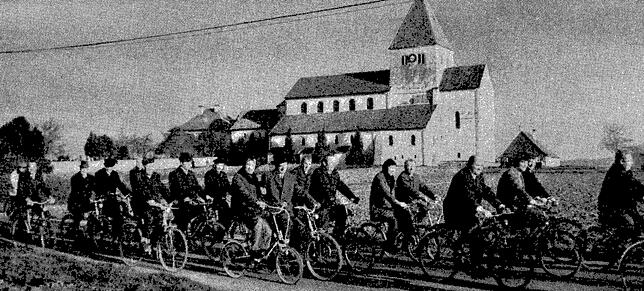 Der Männergesangverein „Badenia“ fährt auf der Reichenau an der Kirche St. Georg vorbei.