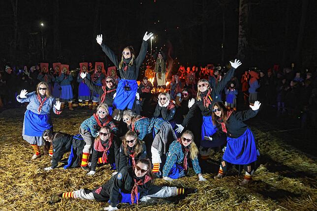 Bild 32: In Konstanz erwacht die Fasnacht 2025: Riedhexen und Schneeschreck tanzen durch den Wald