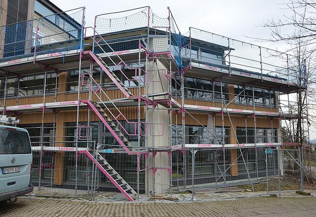 Die Fächerbau-Fassade bekommt einen neuen Anstrich.