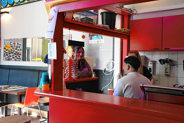An der Bar im Juca gibt es kleine Knabbereien und Getränke. Den Verkauf übernehmen die Jugendlichen selbst.