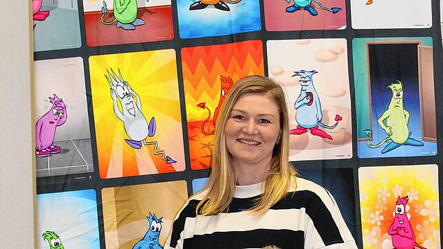 Simone Lindenmayer (33) mit Bildern für die Gefühlsarbeit.