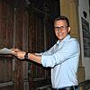 Bürgermeister Benjamin Mors wirft seine Bewerbung für eine zweite Amtszeit als Bürgermeister von Steißlingen im Rathaus ein.