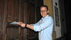 Bürgermeister Benjamin Mors wirft seine Bewerbung für eine zweite Amtszeit als Bürgermeister von Steißlingen im Rathaus ein.