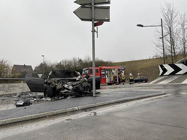 Bei Küttigen hatte ein Kanadier sein Auto total zerlegt, bevor es ausbrannte.