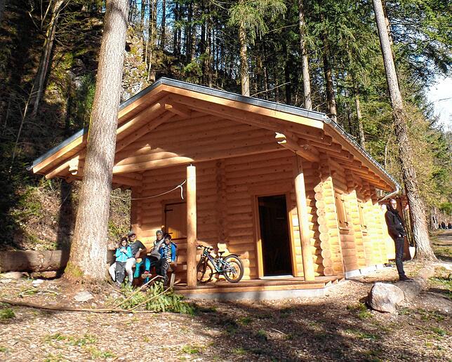 Die Blockhütte lädt zum Entspannen ein.