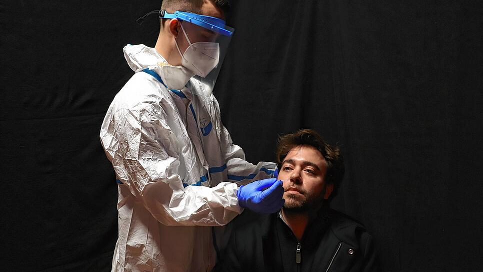SÜDKURIER-Reporter Marcel Jud beim Antigen-Schnelltest im Konstanzer Club Berry‘s. Das Stäbchen führt Benjamin Hoch in die Nase ...