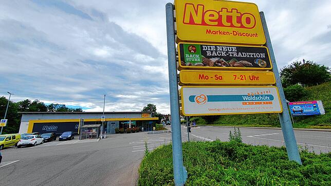 Der einzige Supermarkt im Hegau-Städchen Aach wurde am Mittwochabend überfallen.