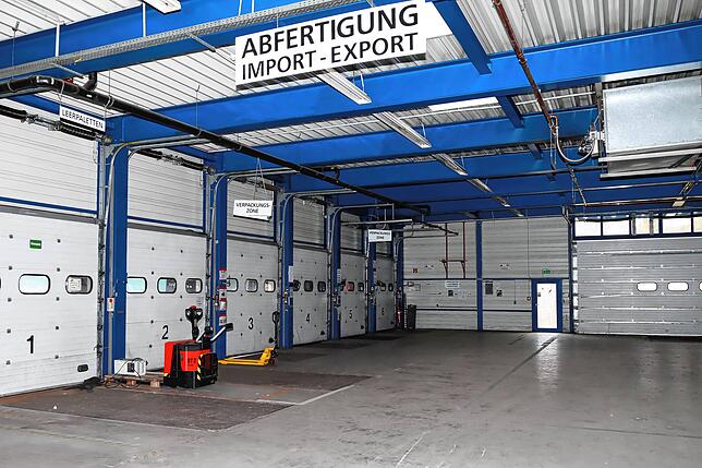 In der Umschlaghalle in Unterkirnach herrscht derzeit noch gähnende Leere. Schon bald sollen hier nach den Plänen der Spedition Waren ...