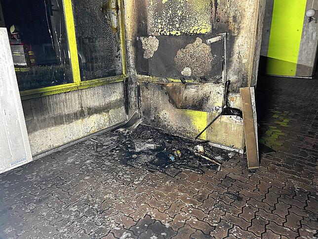 Die Briefkästen sind vom Feuer völlig zerstört.