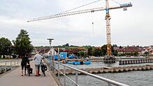 Fahrradtouristen kommen nach einer Fahrt mit einer BSB-Fähre am Hagnauer Hafen an. Hier laufen seit Oktober 2023 Bauarbeiten.