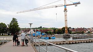 Fahrradtouristen kommen nach einer Fahrt mit einer BSB-Fähre am Hagnauer Hafen an. Hier laufen seit Oktober 2023 Bauarbeiten.