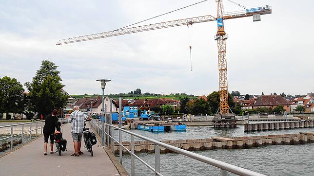 Fahrradtouristen kommen nach einer Fahrt mit einer BSB-Fähre am Hagnauer Hafen an. Hier laufen seit Oktober 2023 Bauarbeiten.