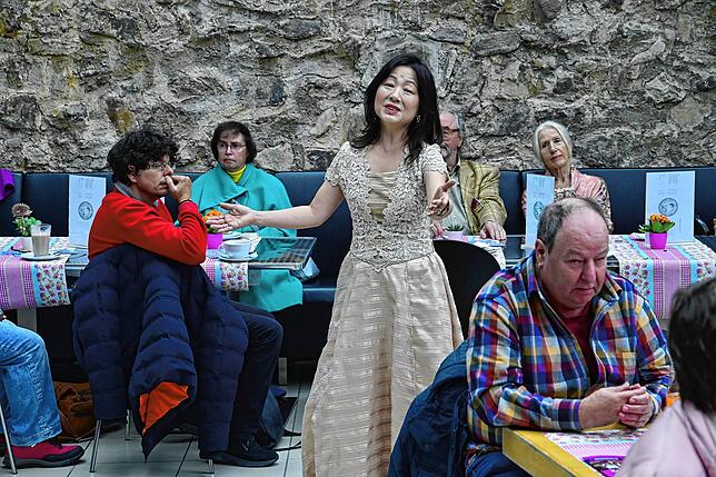 Mitten unter den Gästen im Museumscafé bietet Doksuk Jeon-Reiber eine gesanglich beeindruckende Darbietung.