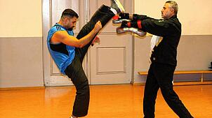 Tugay Sevinc (links) beim Training in der Grundschule Bräunlingen. Mit seinem Trainingspartner Ismail Topbas hat er sich für die in ...