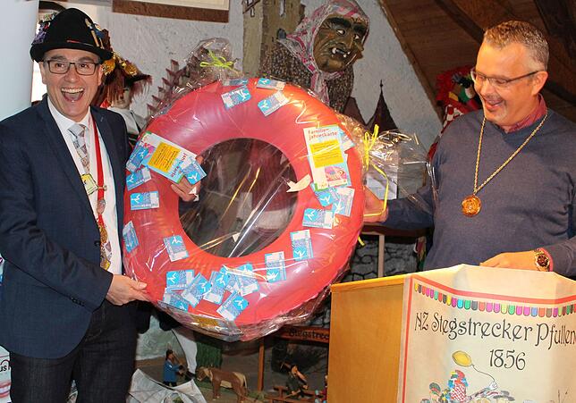 Jörg-Arne Bias, Geschäftsführer der Stadtwerke (rechts), spendiert Narrenchef Andreas Narr und seinen Mitstreitern im Sommer einen ...
