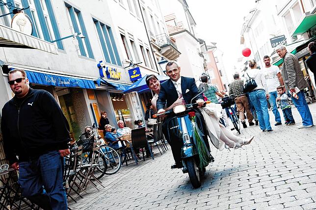 Die Hochzeit 2009 in Konstanz: Die Jungvermählten bekommen eine Sondergenehmigung der Stadt und dürfen mit der alten Vespa von Michael ...