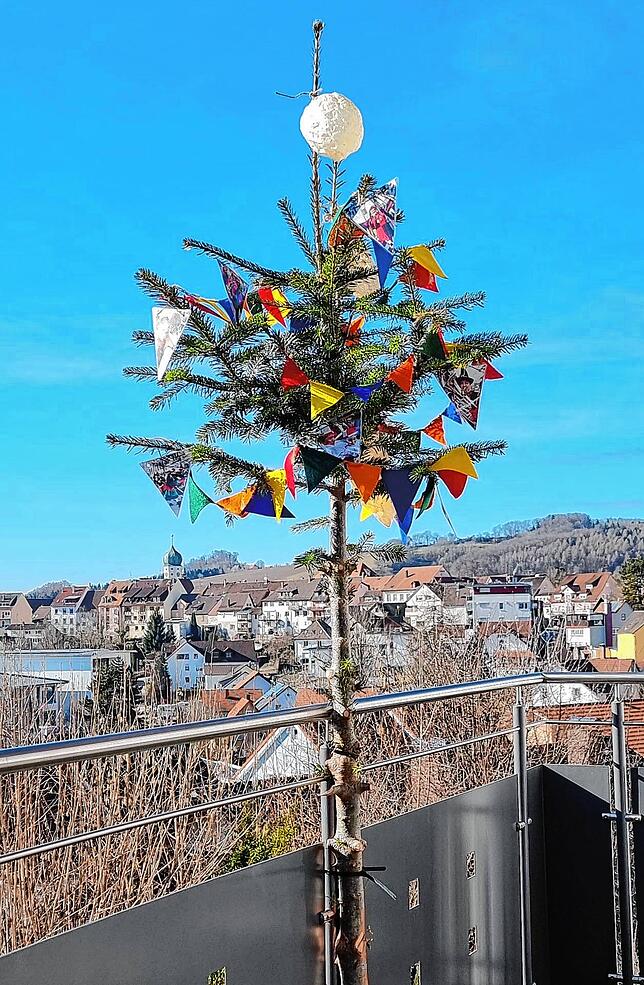 Fotos der beiden Narrenbäumle der Familie Matthes. Einer steht vor dem Haus, einer auf dem Balkon mit Blick auf die Altstadt Stockach.