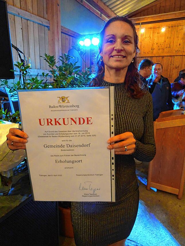 Bürgermeisterin Jacqueline Alberti präsentiert die soeben empfangene Urkunde über die staatliche Anerkennung Daisendorfs als Erholungsort.