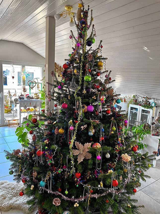 Bunte Momente am Weihnachtsmorgen: Das ist der Baum von Familie Kopp bei Tageslicht.