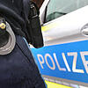 Ein Polizist mit Handschellen auf einem Symbolbild: Genau um den Einsatz von Handschellen in einem Singener Fall gibt es nun eine ...