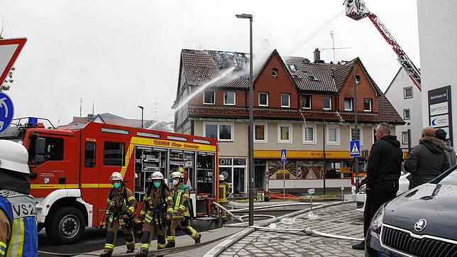 Großeinsatz am Schwenninger Marktplatz. Das Gebäude mit dem Netto-Markt stand in Flammen. Die Feuerwehr rettete 17 Personen aus den ...