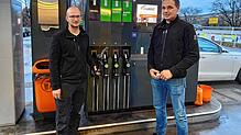 Setzen auf Service und Öffnungszeiten: Die beiden Geschäftsführer der freien Tankstelle in Wutöschingen-Horheim, Stefan Isele (links) ...