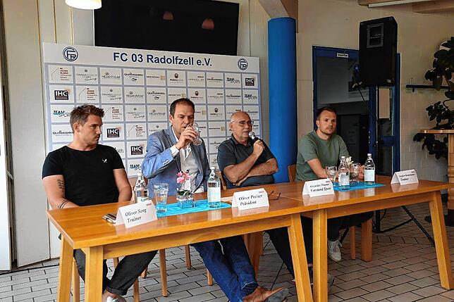Oliver Sorg (links) mit Oliver Preiser (Präsident FC Radolfzell), Alexander Thumer (Vorsitzender) und Steffen Kautzmann.