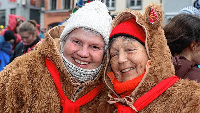 Bild 7: Schmotziger Dunschtig: Auf der Marktstätte treffen sich die Narren und Hästräger