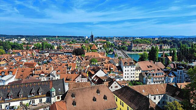 Bei gutem Wetter bildet der Seerhein einen tollen farblichen Kontrast zu den ockerfarbenen Dächern der Niederburg.