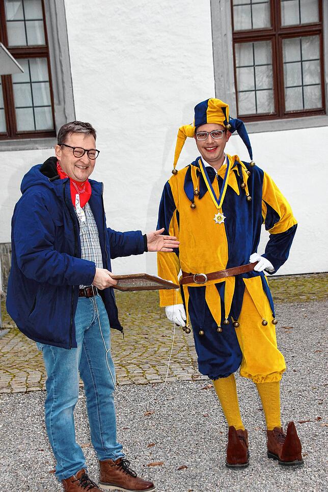 Sogar die Fasnetsfigur Petter Letzkopf (rechts Patrick Hanser) gesellt sich bei der Führung über die Meßkircher Fasnet zur Gruppe von ...